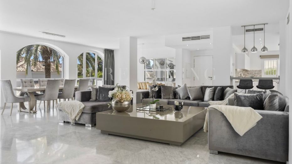 Oportunidad en Elviria: Villa de 5 dormitorios con vistas parciales al mar, a poca distancia a pie de Santa Maria Golf