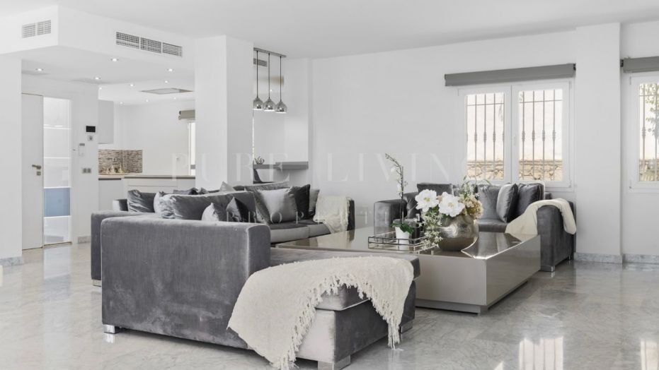 Oportunidad en Elviria: Villa de 5 dormitorios con vistas parciales al mar, a poca distancia a pie de Santa Maria Golf