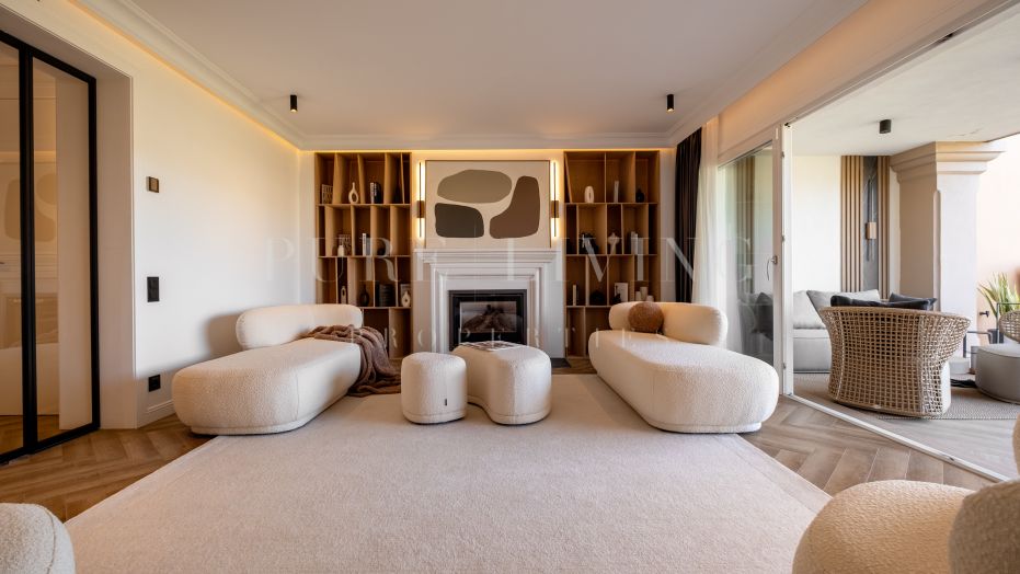 Gorgeous luxury townhouse in Monte Halcones with panoramic mountain views located in Monte Halcones, Benahavís