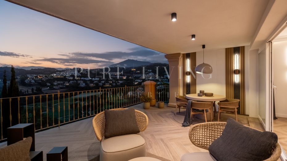 Gorgeous luxury townhouse in Monte Halcones with panoramic mountain views located in Monte Halcones, Benahavís