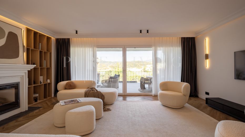 Gorgeous luxury townhouse in Monte Halcones with panoramic mountain views located in Monte Halcones, Benahavís