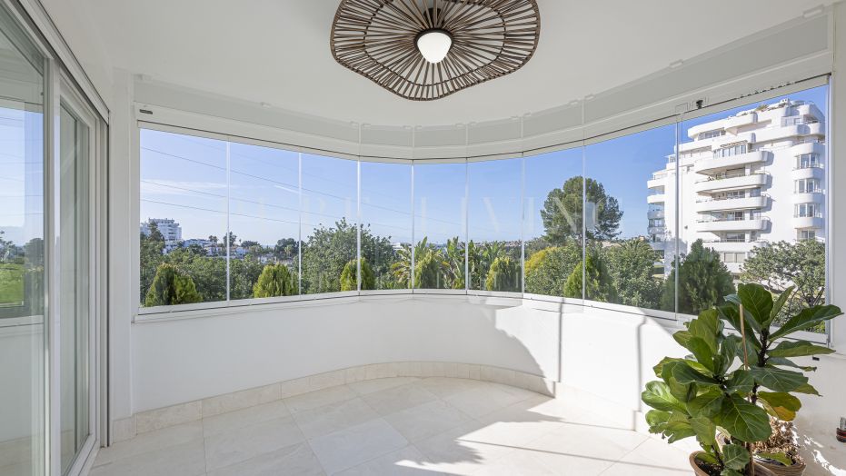 Renovated, first floor two- bedroom apartment in Guadalmina Alta