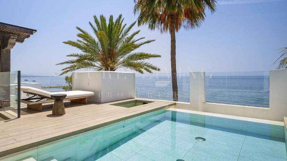 Ático dúplex de 4 dormitorios en primera línea de playa con piscina privada