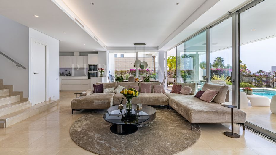 Moderne luxe villa met 4 slaapkamers en spectaculair panoramisch uitzicht op zee, gelegen in Rio Real