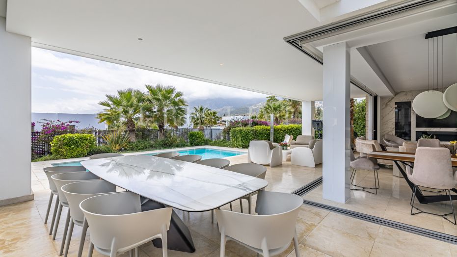 Moderne luxe villa met 4 slaapkamers en spectaculair panoramisch uitzicht op zee, gelegen in Rio Real