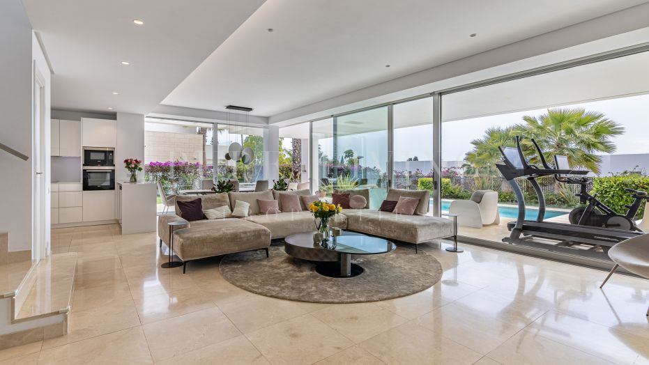 Moderne luxe villa met 4 slaapkamers en spectaculair panoramisch uitzicht op zee, gelegen in Rio Real