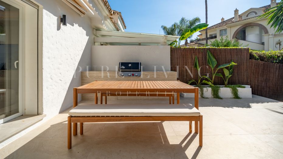 Maison mitoyenne de deux chambres méticuleusement rénovée, avec jacuzzi et vue sur un jardin tropical.