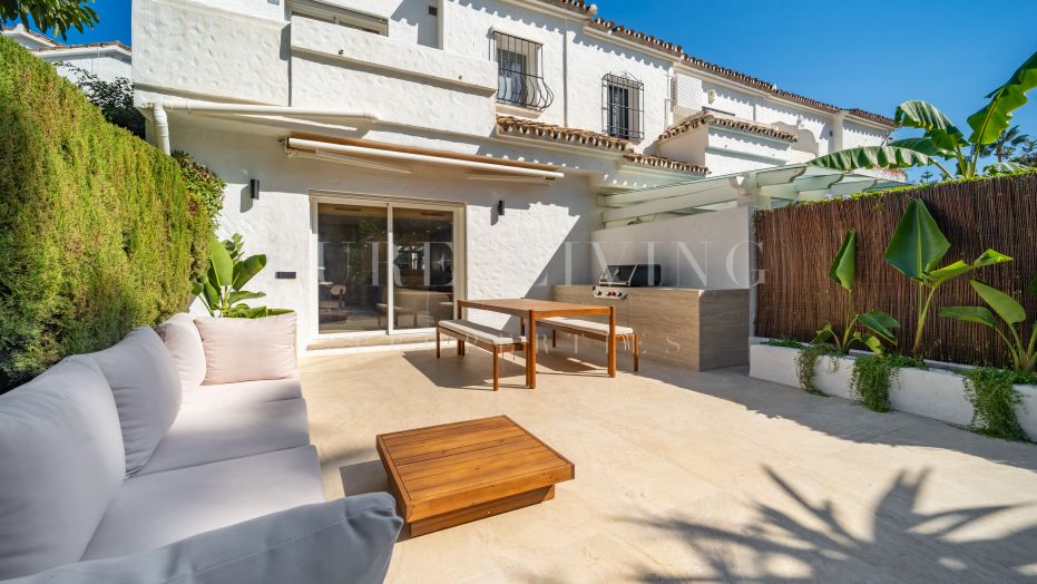 Maison mitoyenne de deux chambres méticuleusement rénovée, avec jacuzzi et vue sur un jardin tropical.