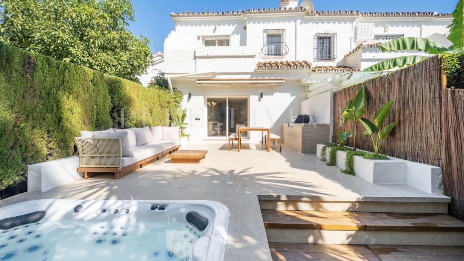 Maison mitoyenne de deux chambres méticuleusement rénovée, avec jacuzzi et vue sur un jardin tropical.