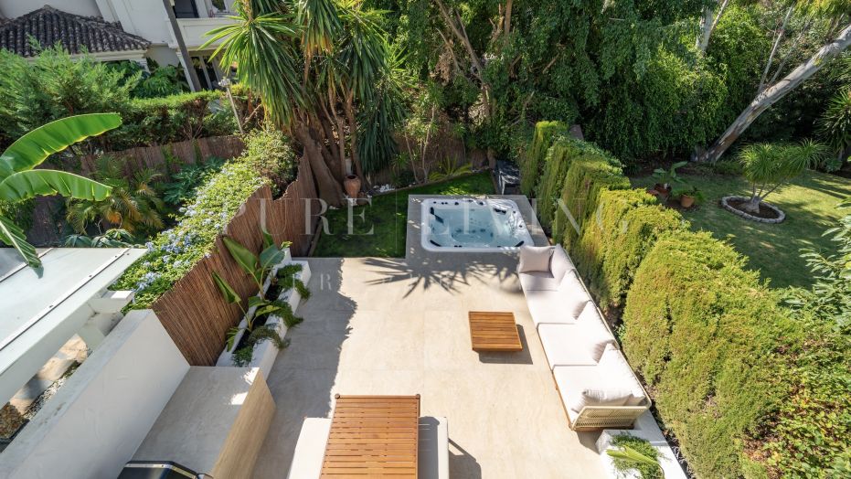 Maison mitoyenne de deux chambres méticuleusement rénovée, avec jacuzzi et vue sur un jardin tropical.