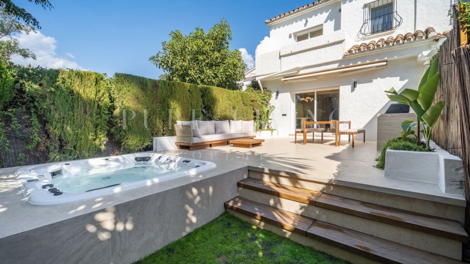 Maison mitoyenne de deux chambres méticuleusement rénovée, avec jacuzzi et vue sur un jardin tropical.