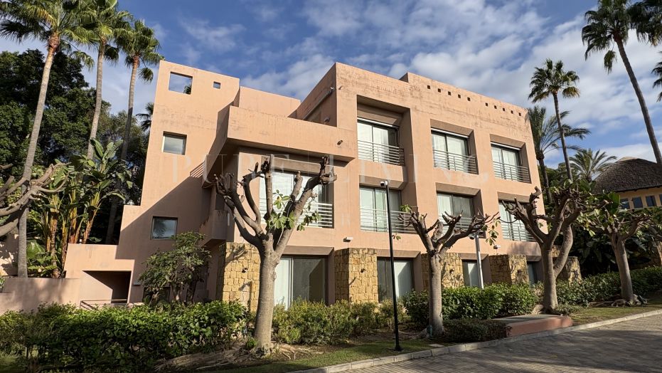 Mansion Club Service Center – Elegant Four-Storey Building in the Exclusive Mansion Club Enclave