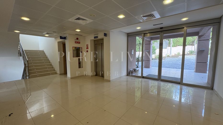 Mansion Club Service Center – Elegant Four-Storey Building in the Exclusive Mansion Club Enclave