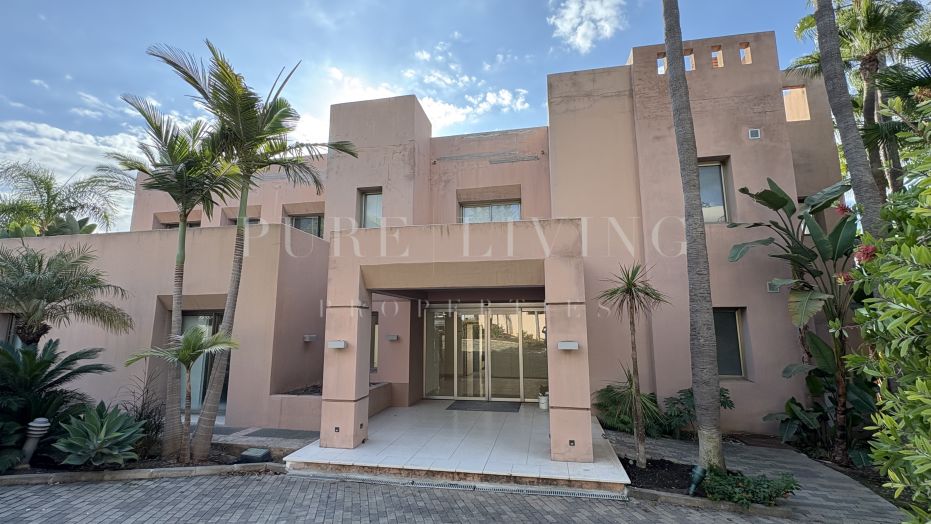 Mansion Club Service Center – Elegant Four-Storey Building in the Exclusive Mansion Club Enclave