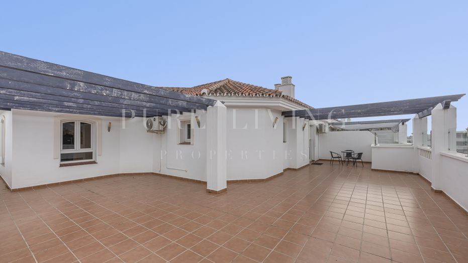 Spacieux appartement de 3 chambres avec vue panoramique sur la mer, situé à La Campana, Nueva Andalucía.