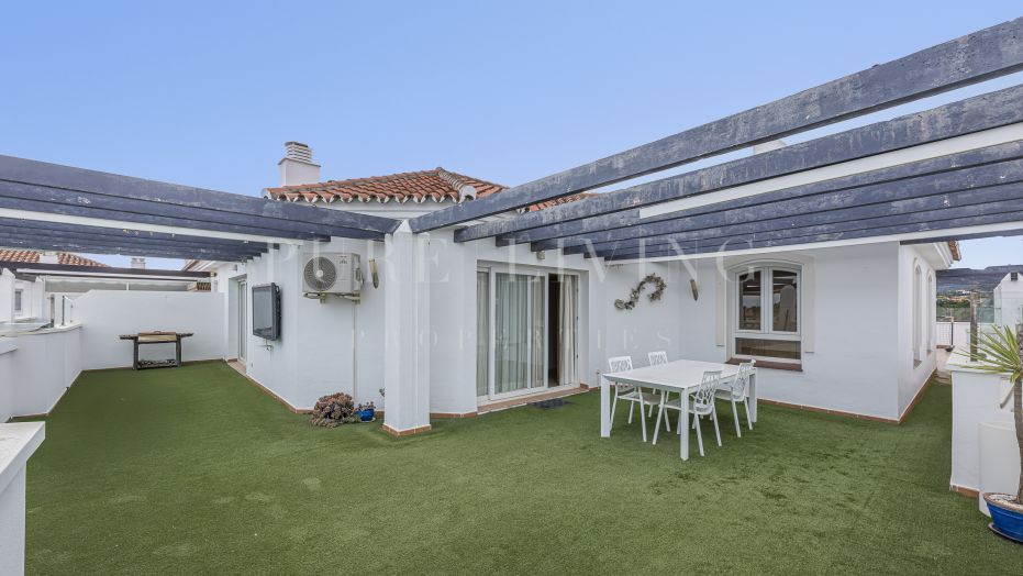 Spacieux appartement de 3 chambres avec vue panoramique sur la mer, situé à La Campana, Nueva Andalucía.
