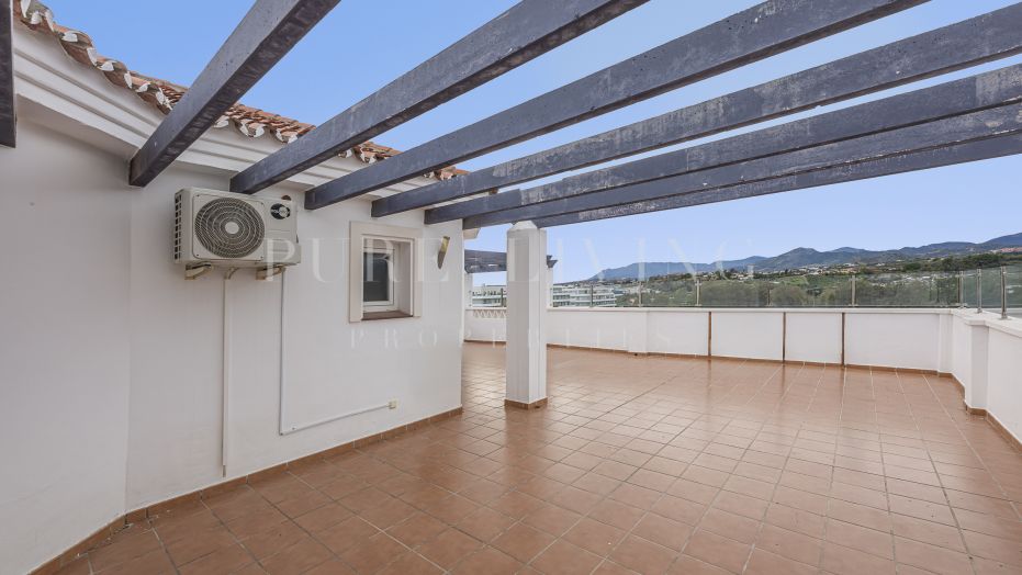 Spacieux appartement de 3 chambres avec vue panoramique sur la mer, situé à La Campana, Nueva Andalucía.