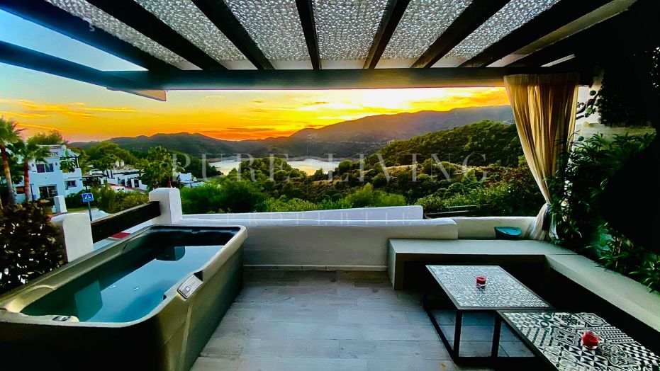 Exquisite 3-bedroom townhouse with incredible panoramic views in the Exclusive Zahara de Istán