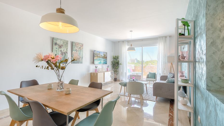 Gerenoveerd penthouse te koop in Costalita met uitzicht op zee