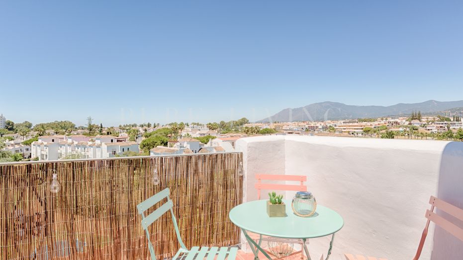 Gerenoveerd penthouse te koop in Costalita met uitzicht op zee