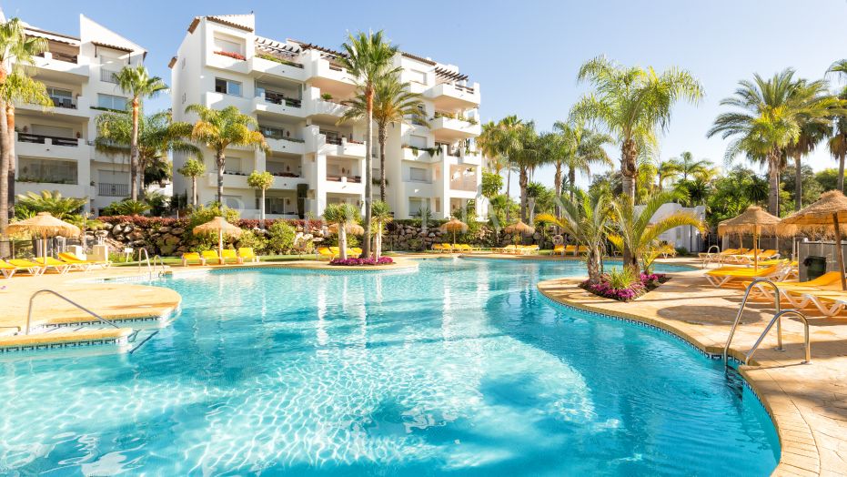 Gerenoveerd penthouse te koop in Costalita met uitzicht op zee