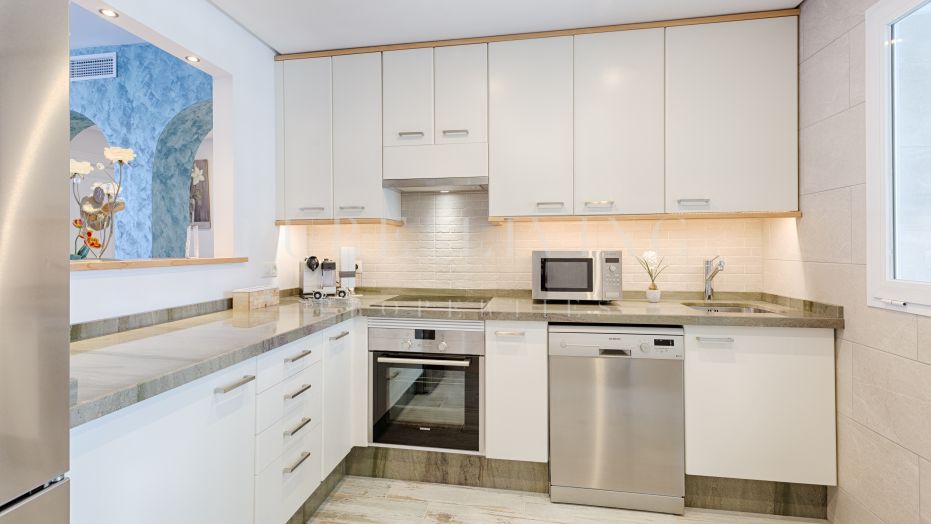 Gerenoveerd penthouse te koop in Costalita met uitzicht op zee