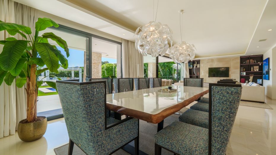 Contemporary Sophistication in an Exclusive Nueva Andalucía Community