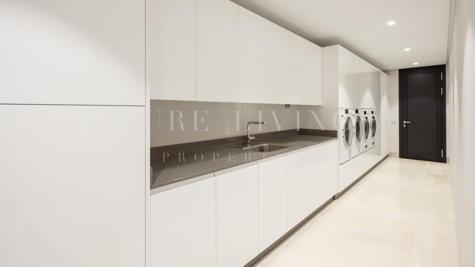 Elegancia contemporánea con vistas abiertas al mar, golf y montaña