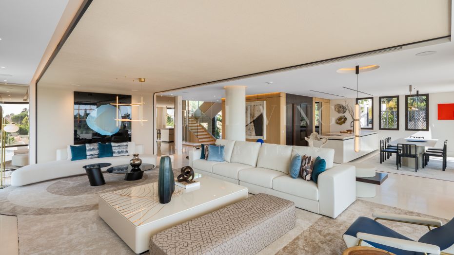 Contemporary Architectural Masterpiece with Panoramic Views in Marbella Hill Club