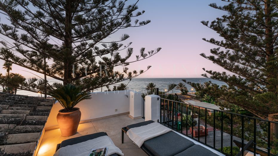 Superbe penthouse en duplex de trois chambres et deux salles de bain, dans la prestigieuse communauté de Castiglione à San Pedro de Alcántara
