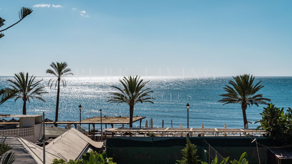 Distinguished three-bedroom, two-bathroom duplex penthouse in the prestigious Castiglione community of San Pedro de Alcántara