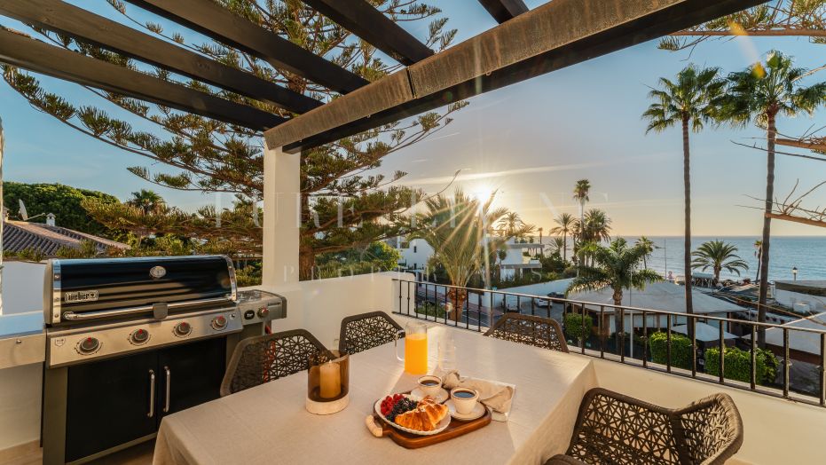 Distinguished three-bedroom, two-bathroom duplex penthouse in the prestigious Castiglione community of San Pedro de Alcántara