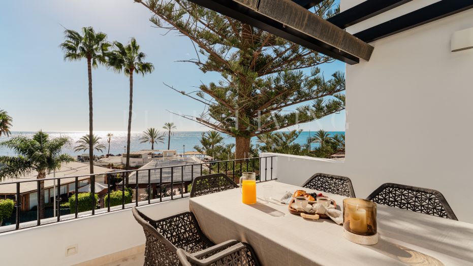 Distinguished three-bedroom, two-bathroom duplex penthouse in the prestigious Castiglione community of San Pedro de Alcántara