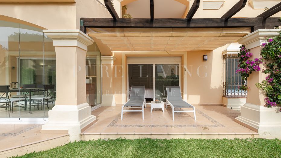 Three-bedroom ground floor apartment in the gated community Hacienda Elviria