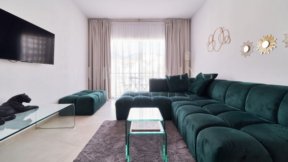 Apartamento renovado de 3 dormitorios con hermosas vistas a la montaña, situado en el casco antiguo de Marbella.