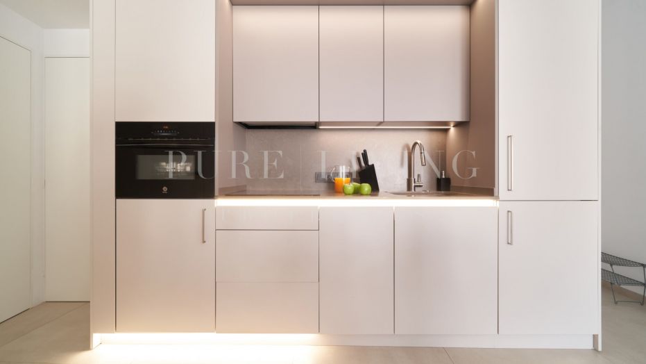 Apartamento renovado de 3 dormitorios con hermosas vistas a la montaña, situado en el casco antiguo de Marbella.