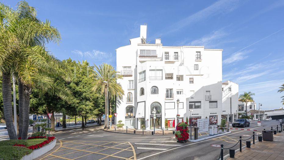 Three bedroom apartment for sale in the heart of Puerto Banus