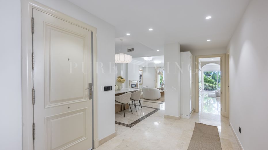 Een ruim appartement met twee slaapkamers op de begane grond in Montebello Hills, Lomas de Marbella Club