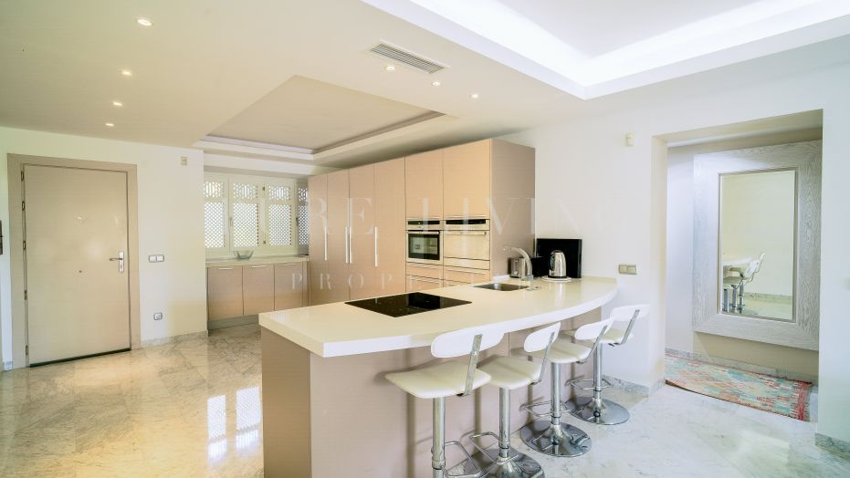 Uitzonderlijk Appartement op de Begane Grond in Marina Puente Romano, Marbella