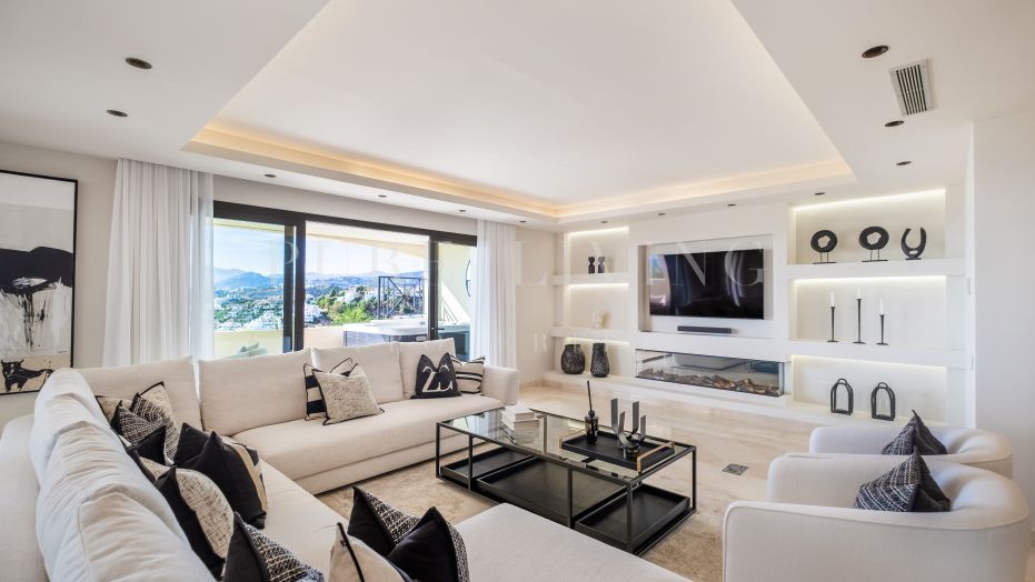 Uitzonderlijk Duplex Penthouse met 4 Slaapkamers en Panoramisch Zeezicht in Aloha Park