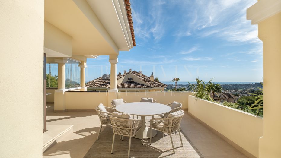 Uitzonderlijk Duplex Penthouse met 4 Slaapkamers en Panoramisch Zeezicht in Aloha Park