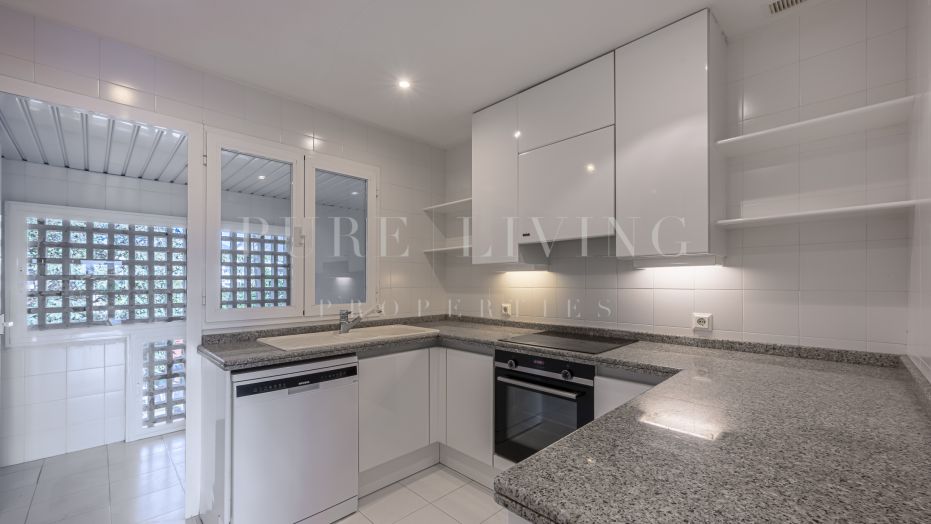 Duplex-penthouse met drie slaapkamers in Marina Puente Romano te koop