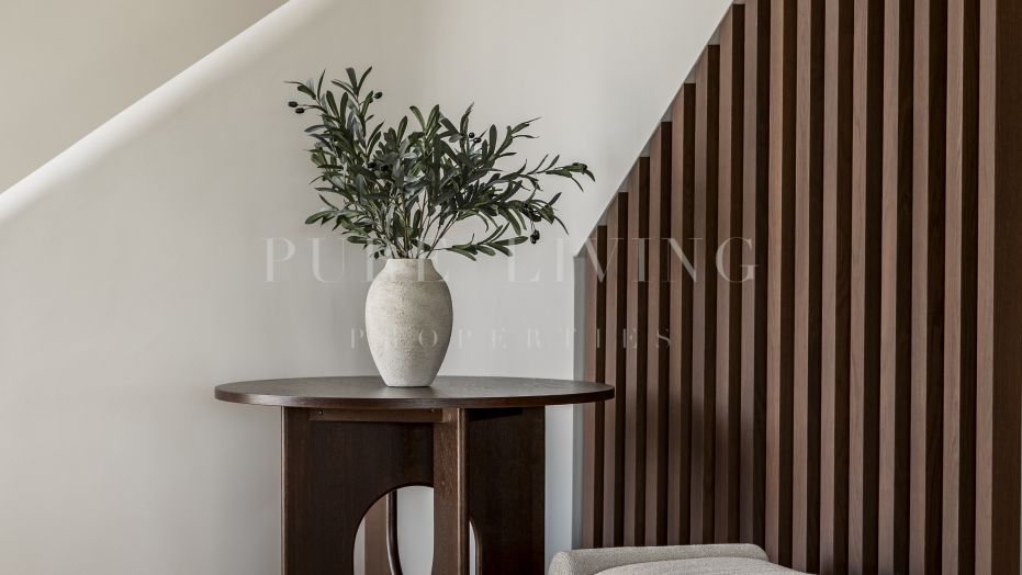 Verfijnde moderne villa met zee- en golfzicht in het hart van Nueva Andalucía