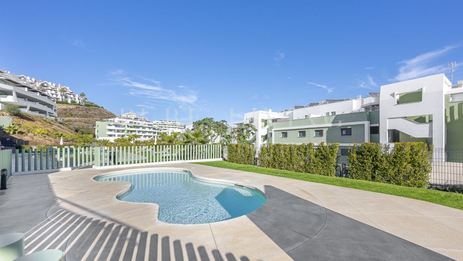 Magnifique penthouse en duplex avec 2 chambres, solarium et vue panoramique sur le golf et vue partielle sur la mer.