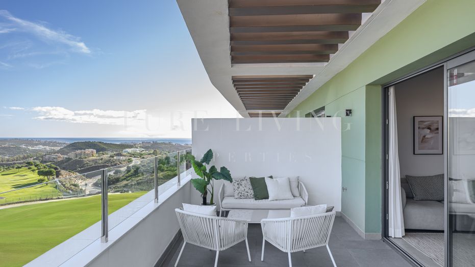 Magnifique penthouse en duplex avec 2 chambres, solarium et vue panoramique sur le golf et vue partielle sur la mer.