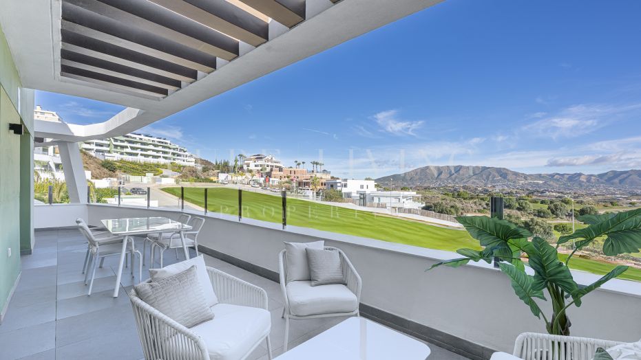 Magnifique penthouse en duplex avec 2 chambres, solarium et vue panoramique sur le golf et vue partielle sur la mer.