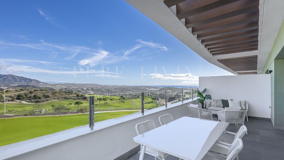 Magnifique penthouse en duplex avec 2 chambres, solarium et vue panoramique sur le golf et vue partielle sur la mer.