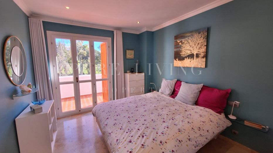 Penthouse d’une chambre situé dans une résidence sécurisée dans la Golf Valley de Nueva Andalucía.