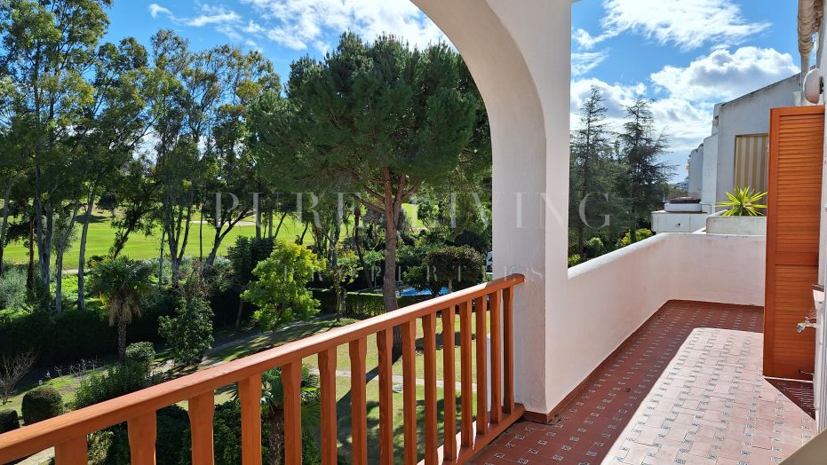 Penthouse d’une chambre situé dans une résidence sécurisée dans la Golf Valley de Nueva Andalucía.