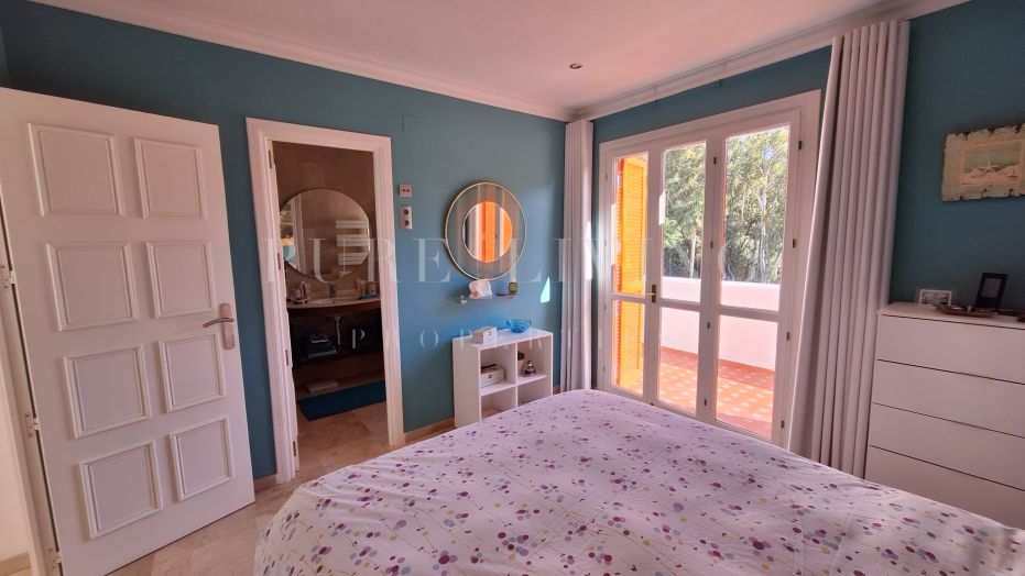 Penthouse d’une chambre situé dans une résidence sécurisée dans la Golf Valley de Nueva Andalucía.